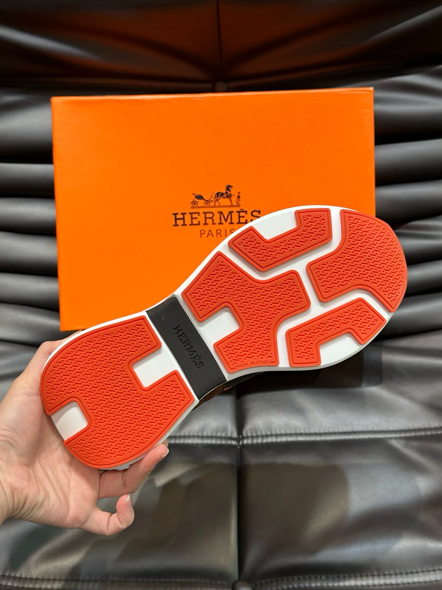 Factory price: 540💰HERMES/Hermes Hugo thick-soled sneakers are casual men's shoes. These sneakers are made of imported first-layer cowhide leather and breathable mesh design. The contrasting color design creates a dynamic and modern shape. The front end of the toe is decorated with natural-color rubber inlays. The style is novel and fashionable. The texture is incomparable, with cowhide lining and cowhide foot pads, the upper foot is comfortable and breathable, and the rubber sole is decorated with geometric patterns and iconic "H" details. A very personal one! Size: 39-44 (customized at 38.45)